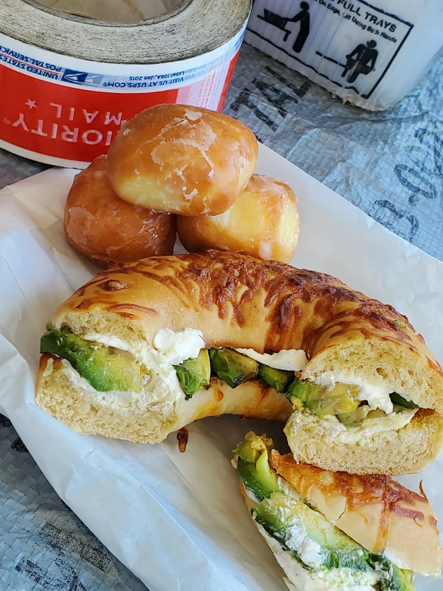 Cream Cheese Avo Bagel