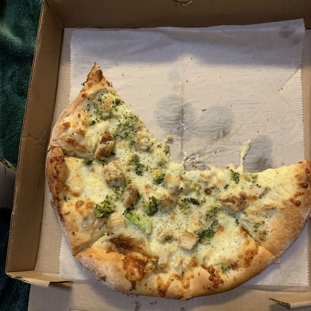 Medium Chicken Alfredo Broccoli Pizza