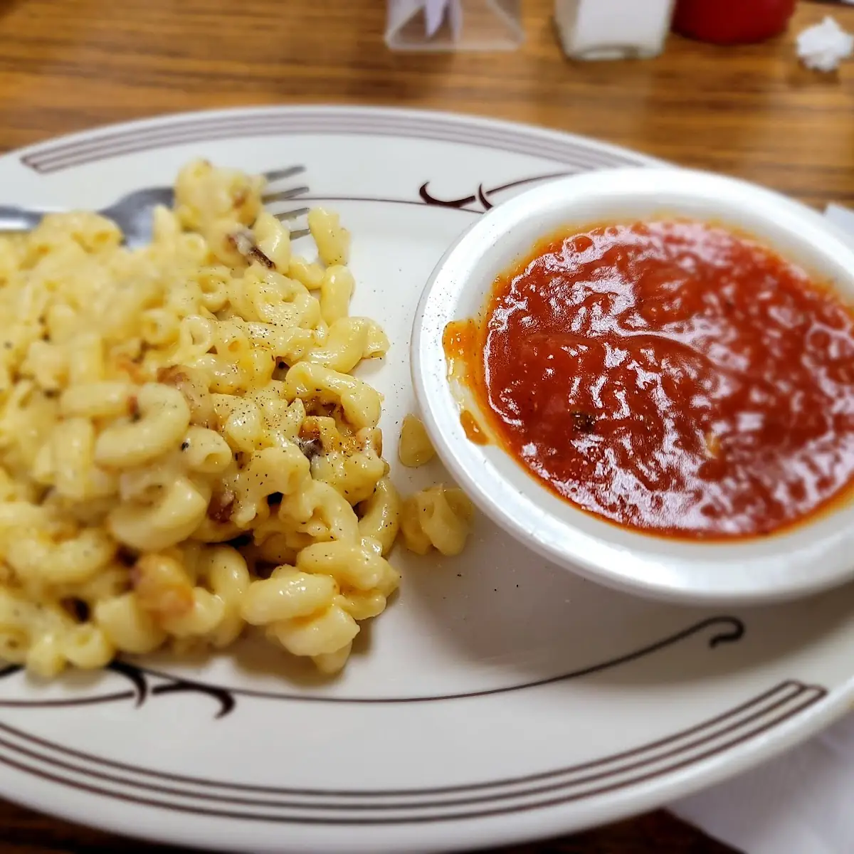 Haddock Sandwich and Mac and Cheese Stew Tomato
