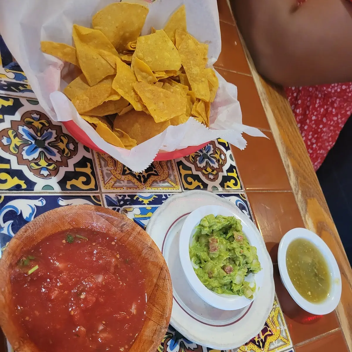 Chips and Salsa Y Guacamole Dip