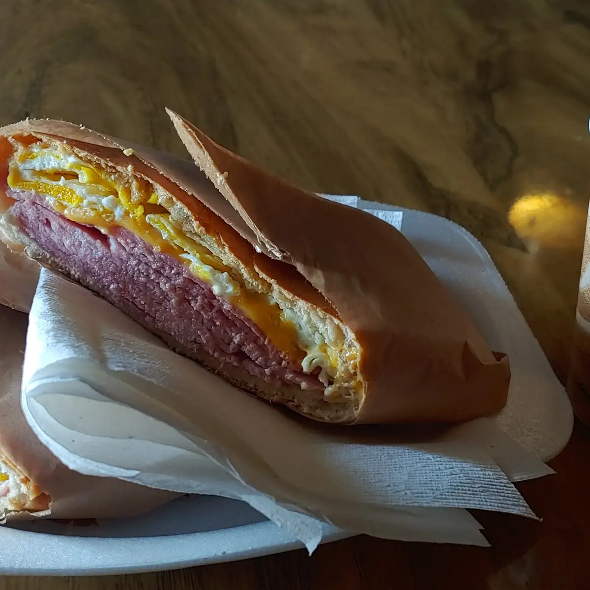 Sandwich De Jamón Queso Y Huevo