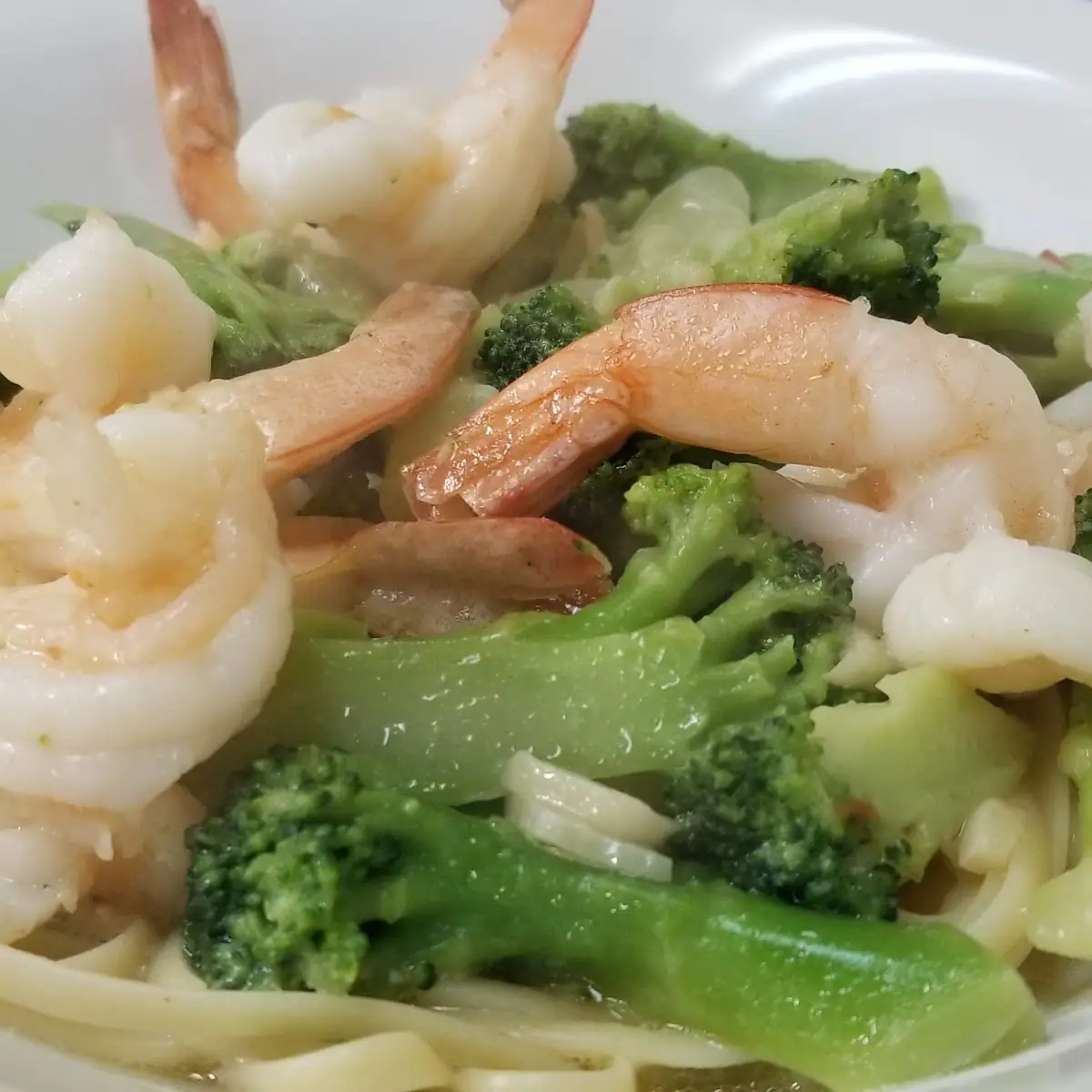 Garlic Shrimp with Broccoli over Linguine
