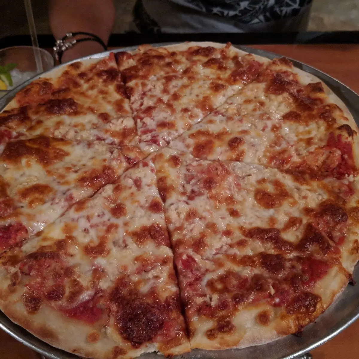 Medium Cheese Pizza with Fresh Garlic
