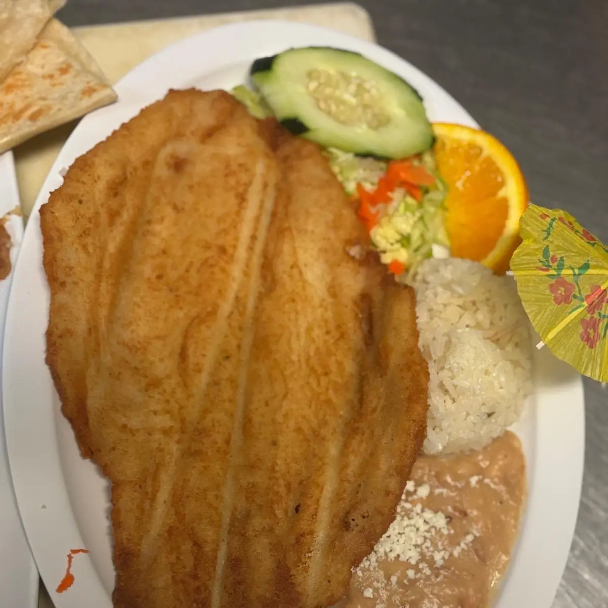 Filete Empanizado Y Una Quesadilla