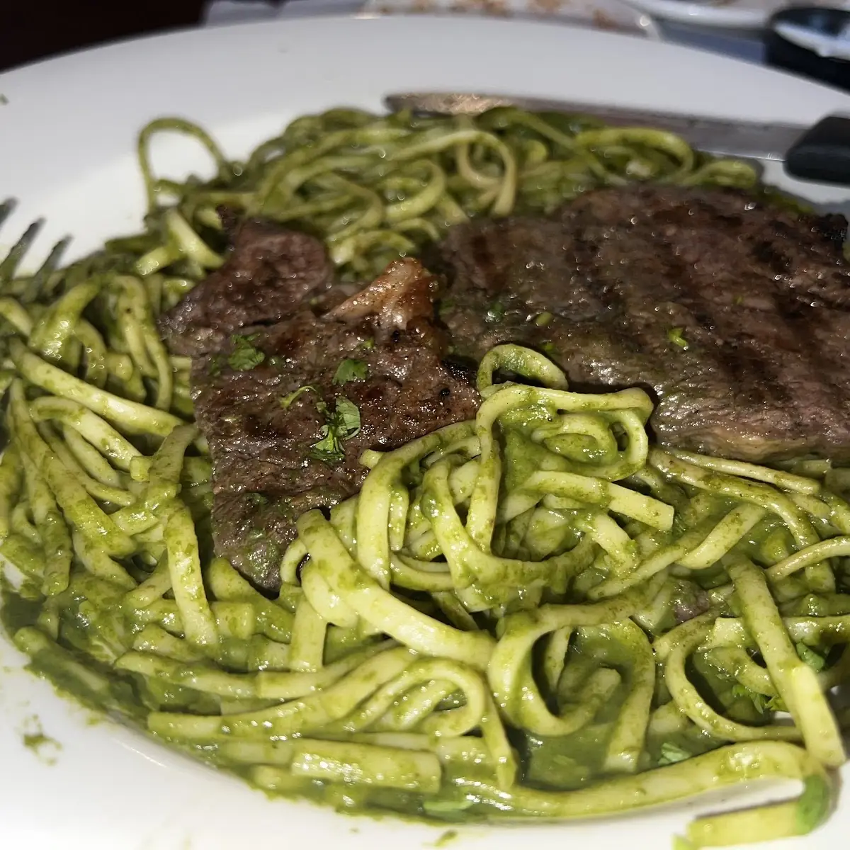 Tallarines Verdes Con Bistec