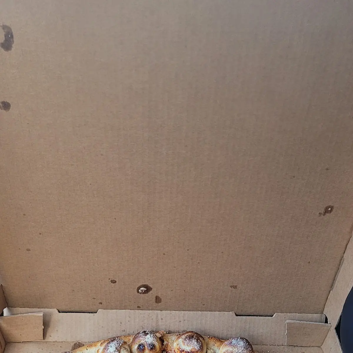 Pizza Grande Con Pollo Jamón Tocineta Cebolla Pimiento Verde Y Nuditos En El Borde