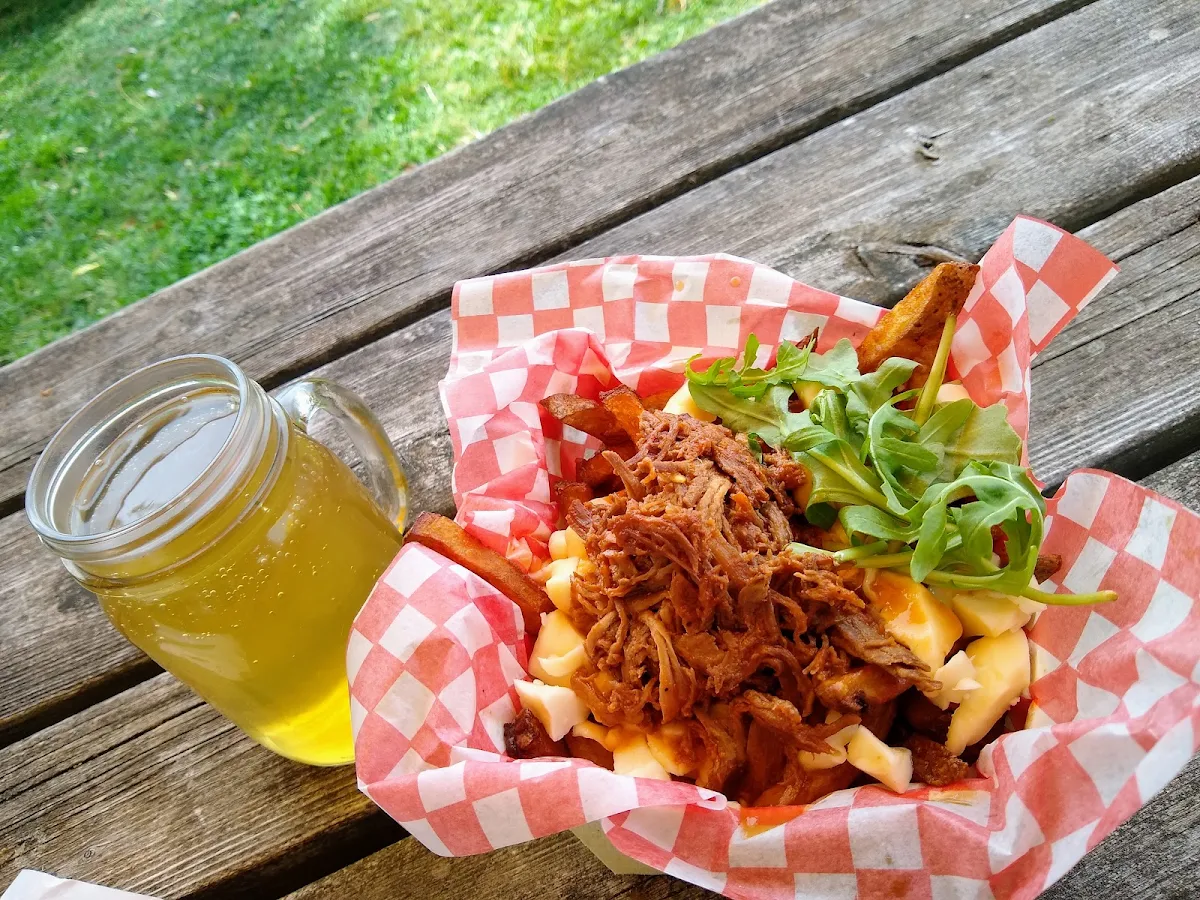 Poutine Au Canard Effiloché, Cantine Ste-Flavie