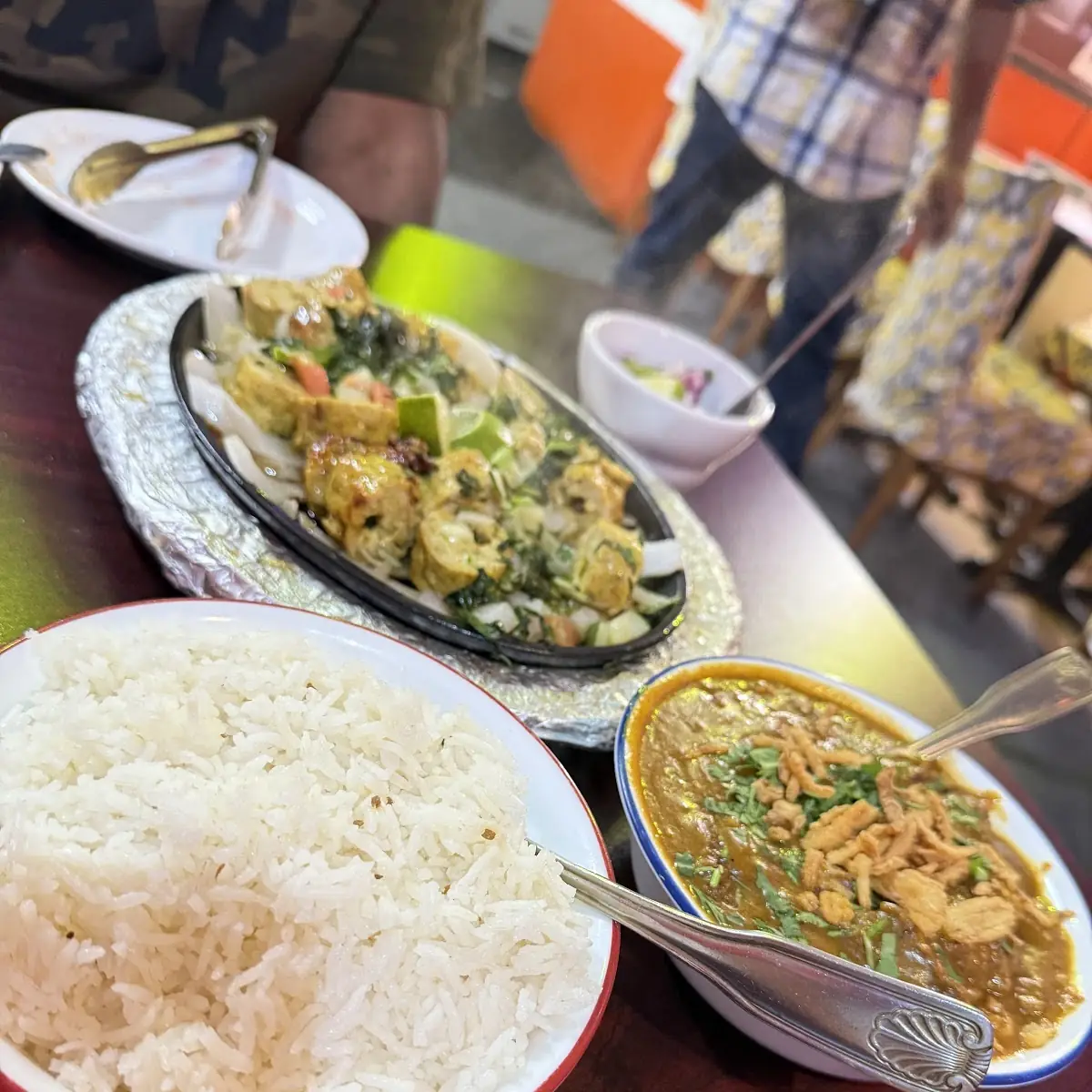 2 PC Naan Bread Vegetable Biryani Chicken Korma 6 PC Vegetable Pakora and Rice Pudding