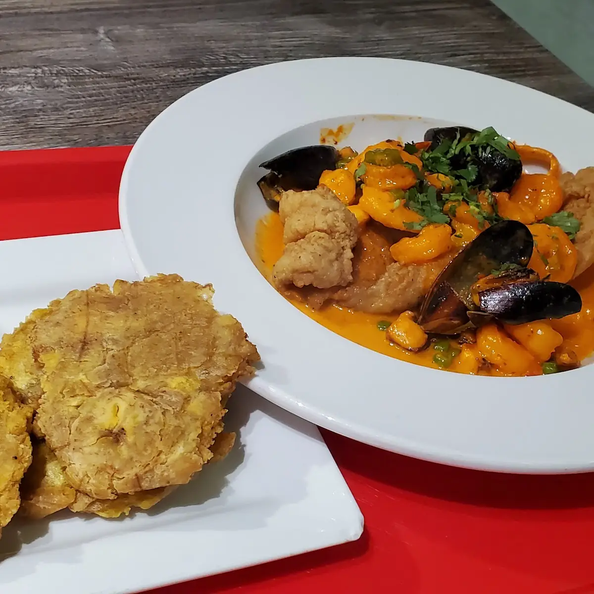 Pescado Alo Macho Con Tostones