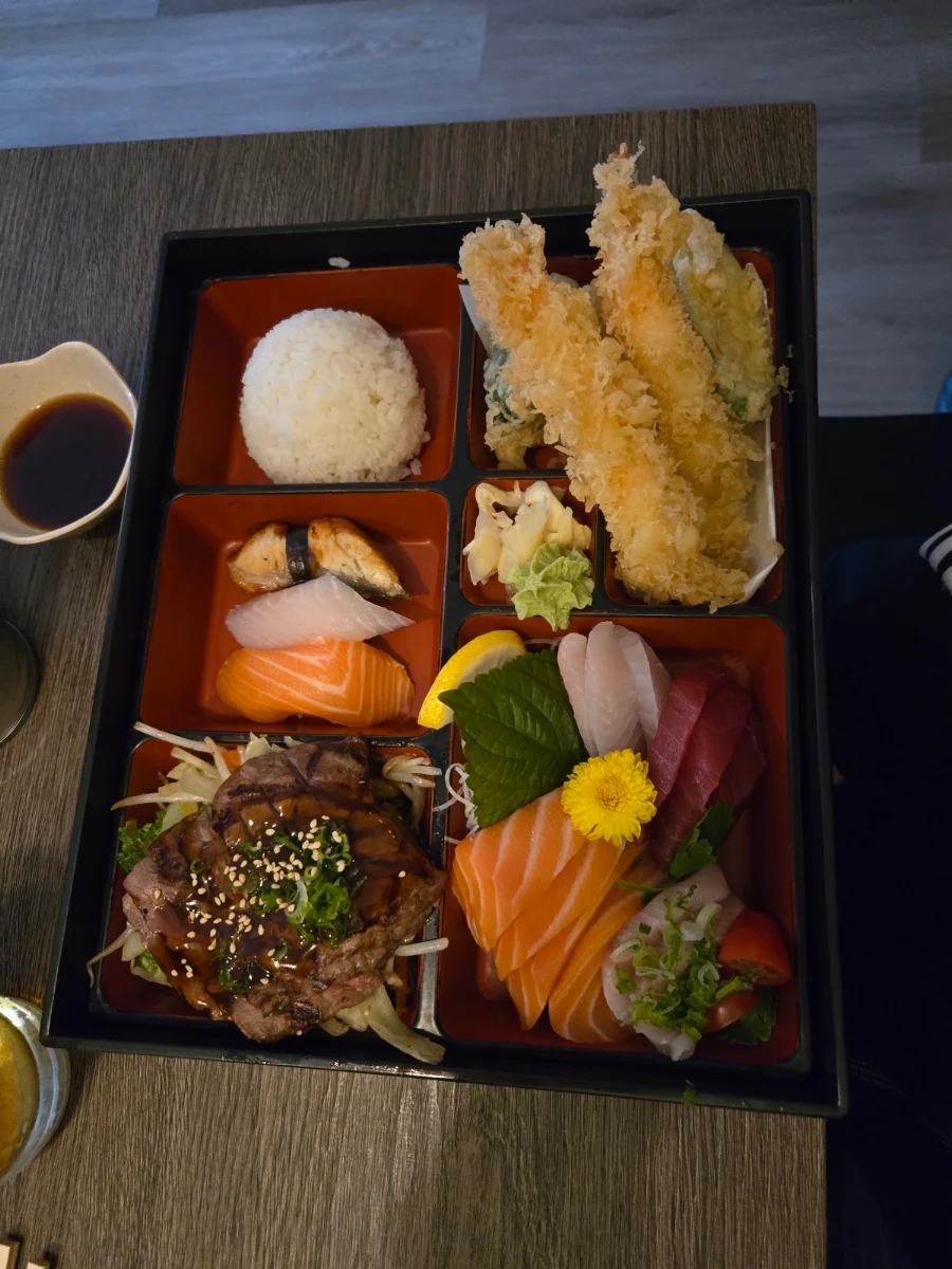 Sashimi and Tempura Lunch Special