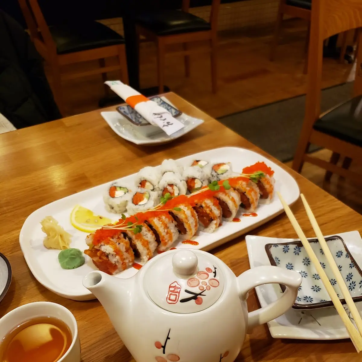 6 Pcs Nigiri & Tuna or Salmon Roll