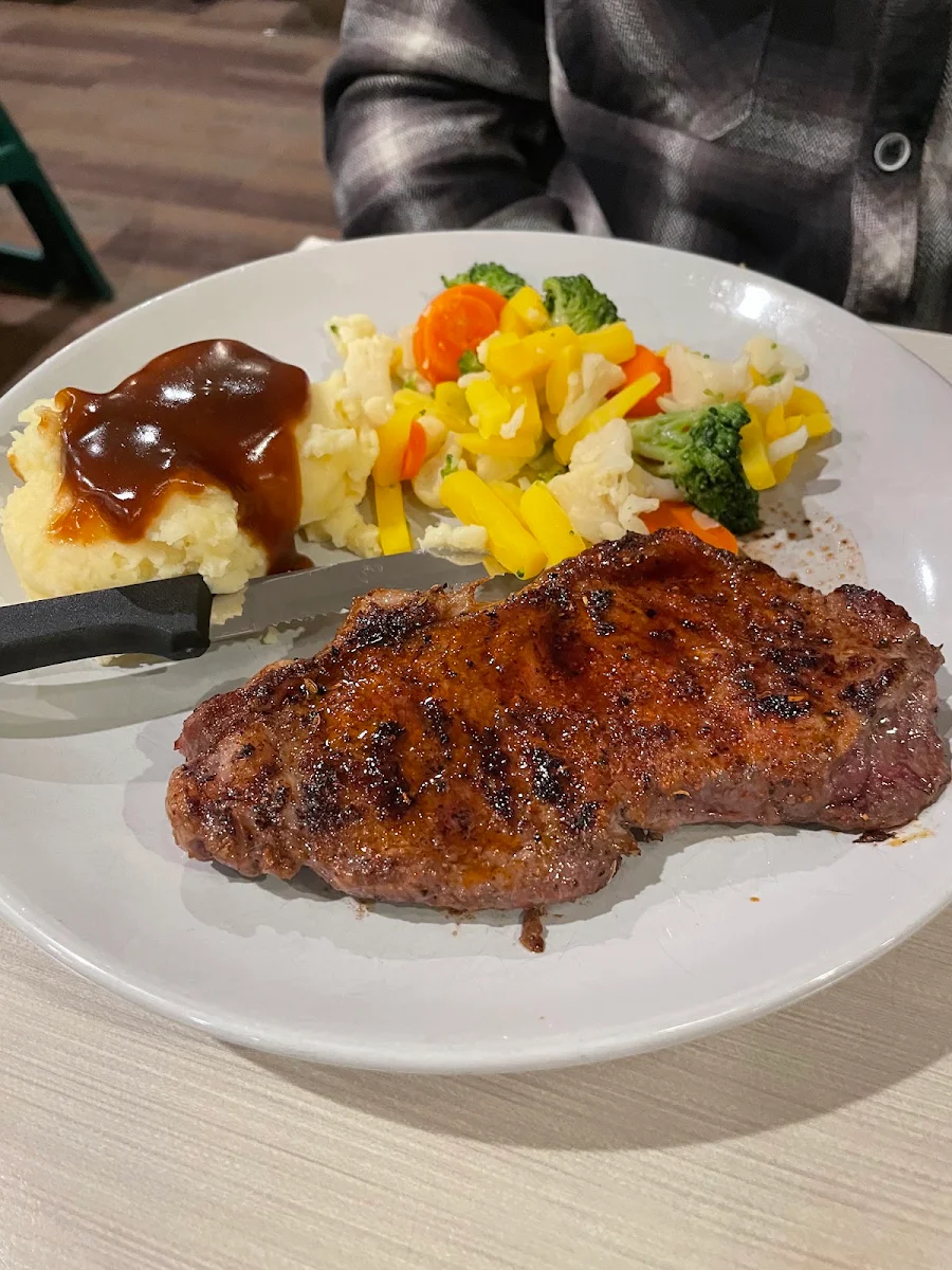 Steak Mashed Potatoes and Gravy, Smitty's Restaurant & Lounge - Winnipeg Regent