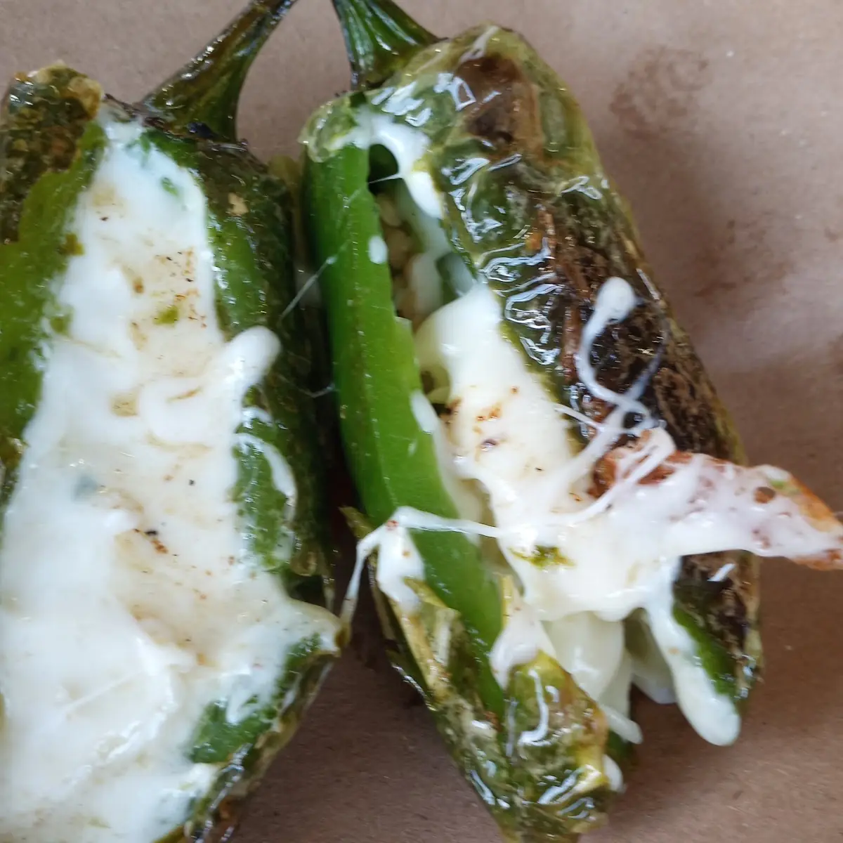 Jalapeños Con Queso Fundido