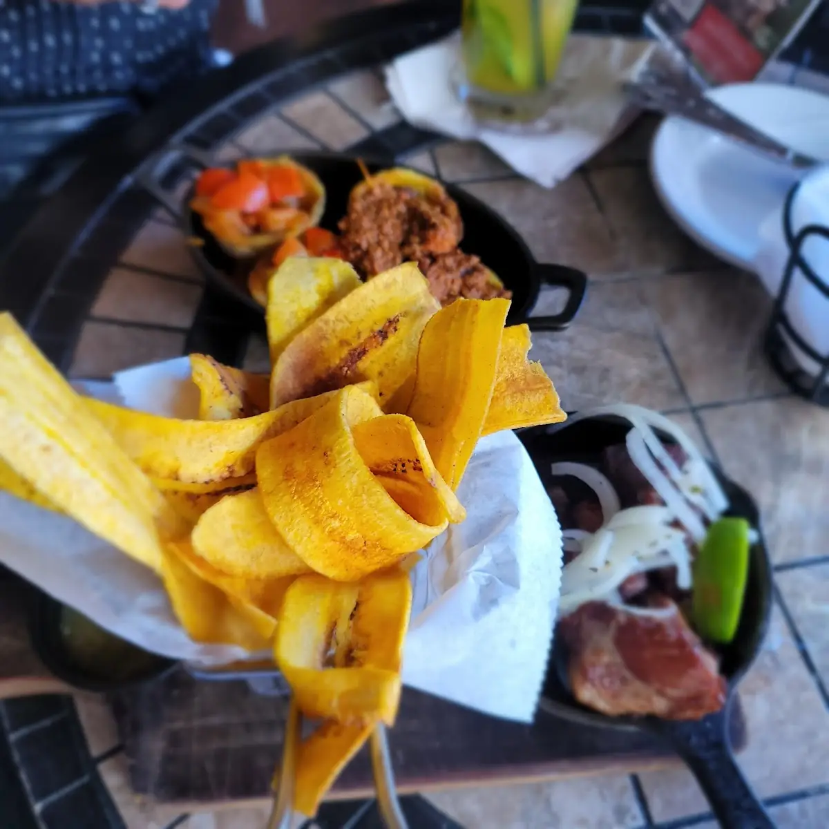 Carne Frita Con Platanos Chips