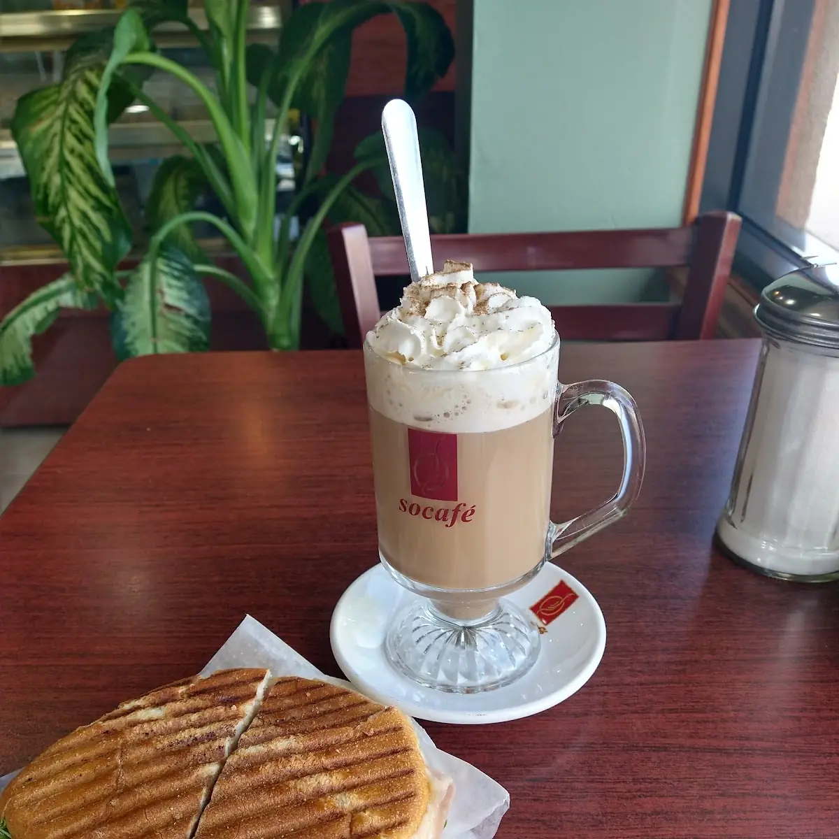 Café Capuchino Con Sandwich