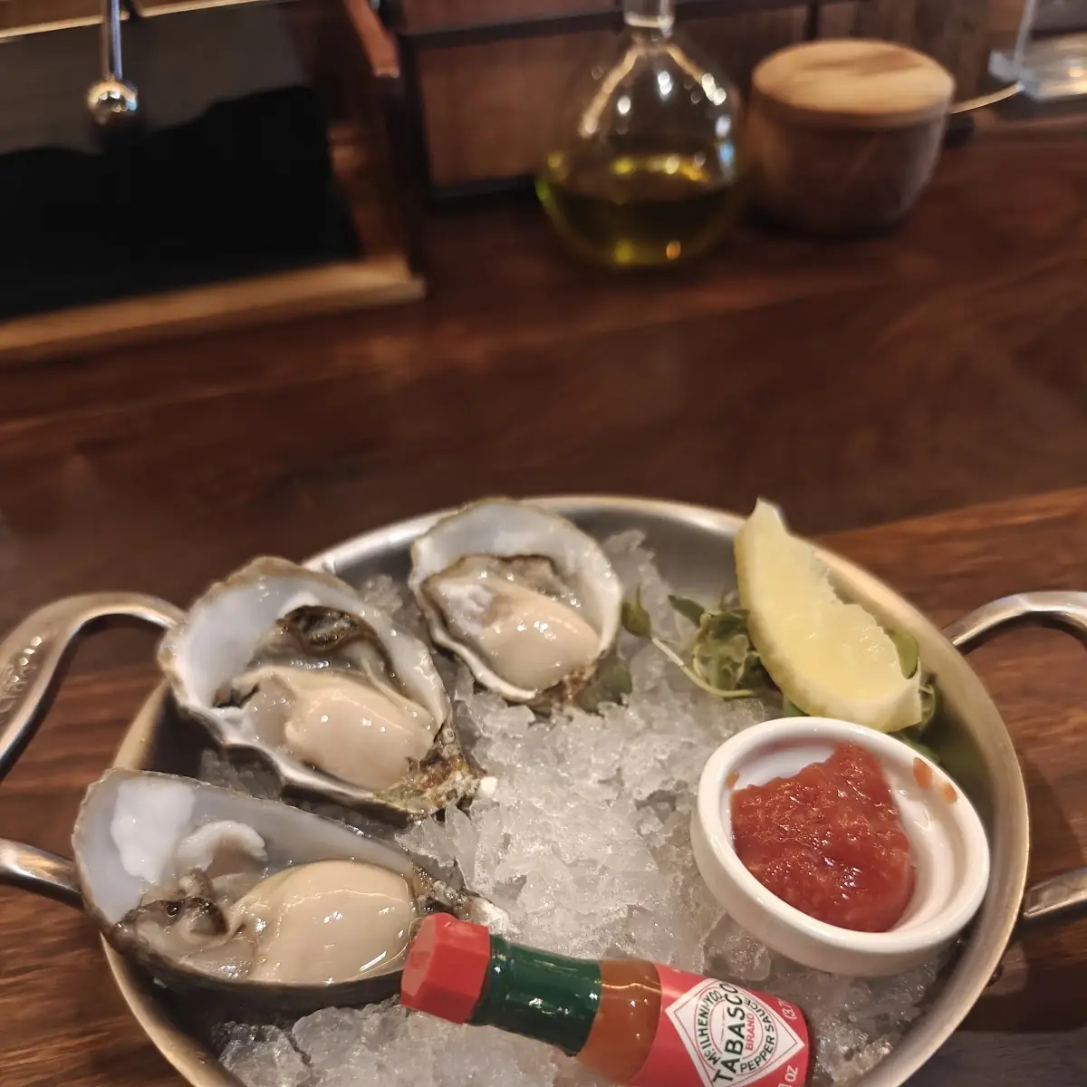 Fresh Oysters on Ice with Lemon