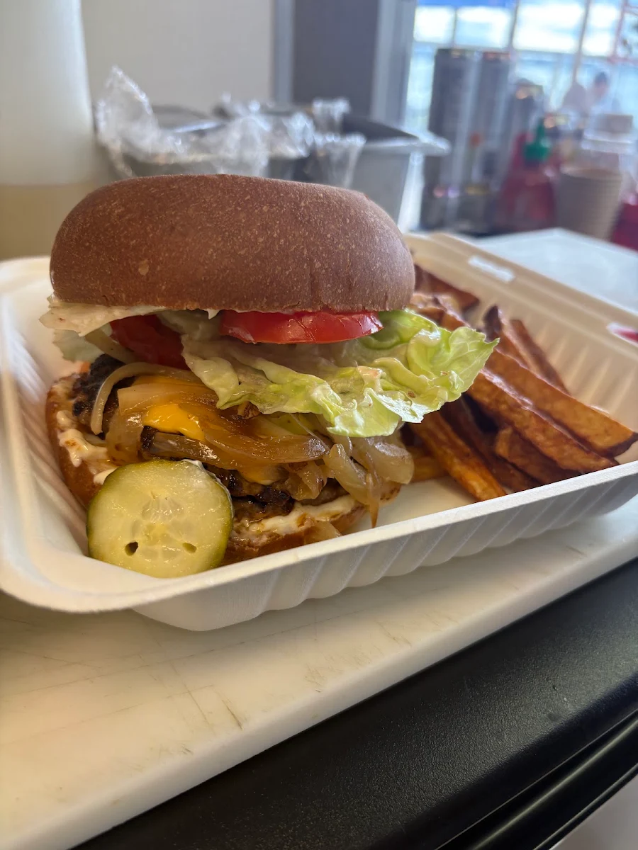 Alder Burger, Roxy's Diner Food Truck at Alder Bay