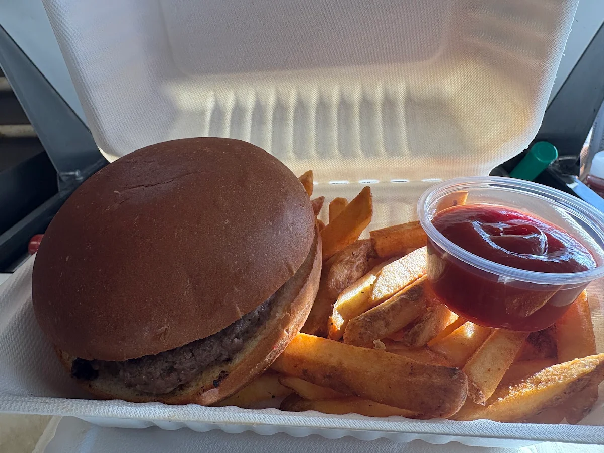 Kids Burger, Roxy's Diner Food Truck at Alder Bay