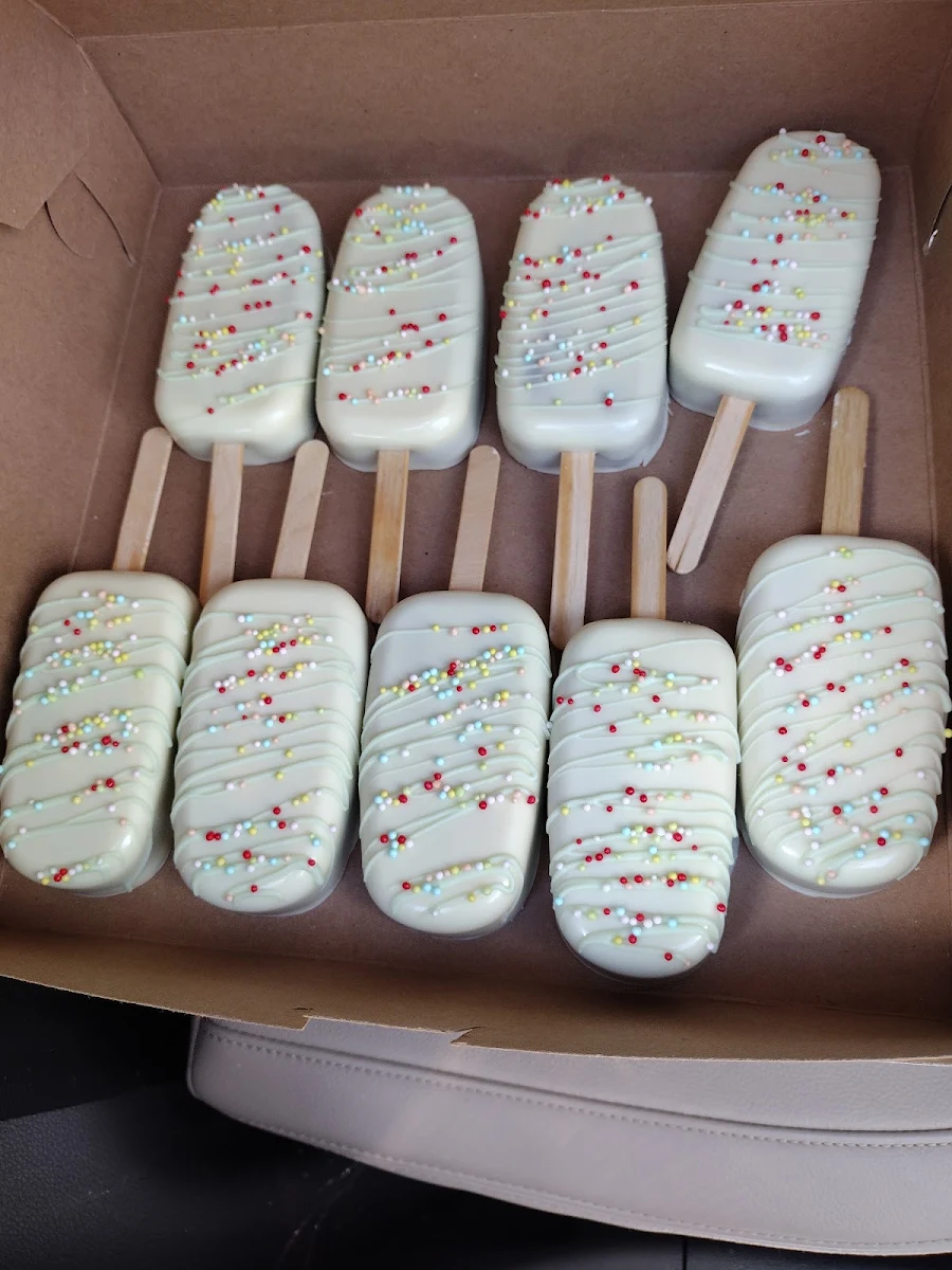 Vanilla and Red Velvet Cakesicles