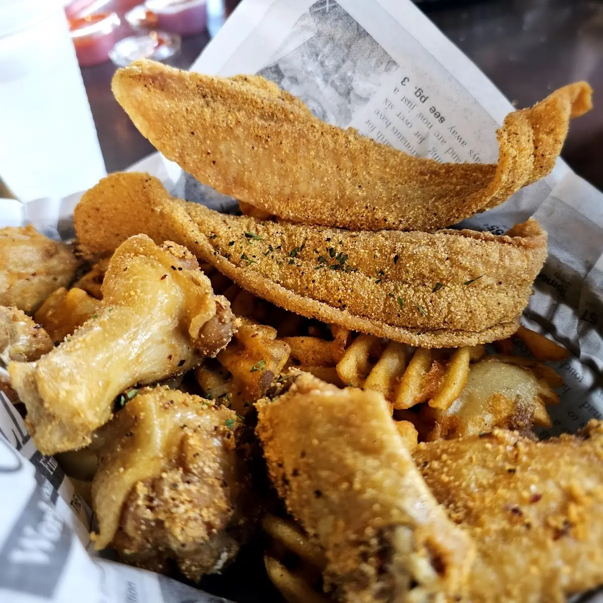 Catfish Chicken Wing with Fries