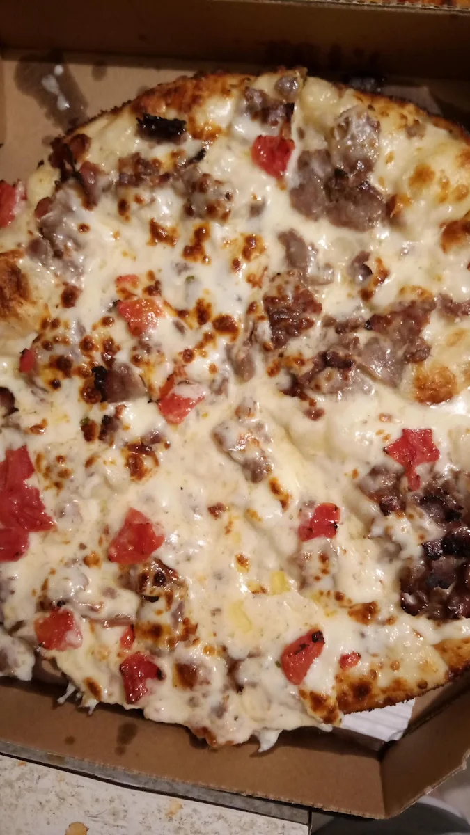 Steak Tomato and Alfredo Pan Pizza