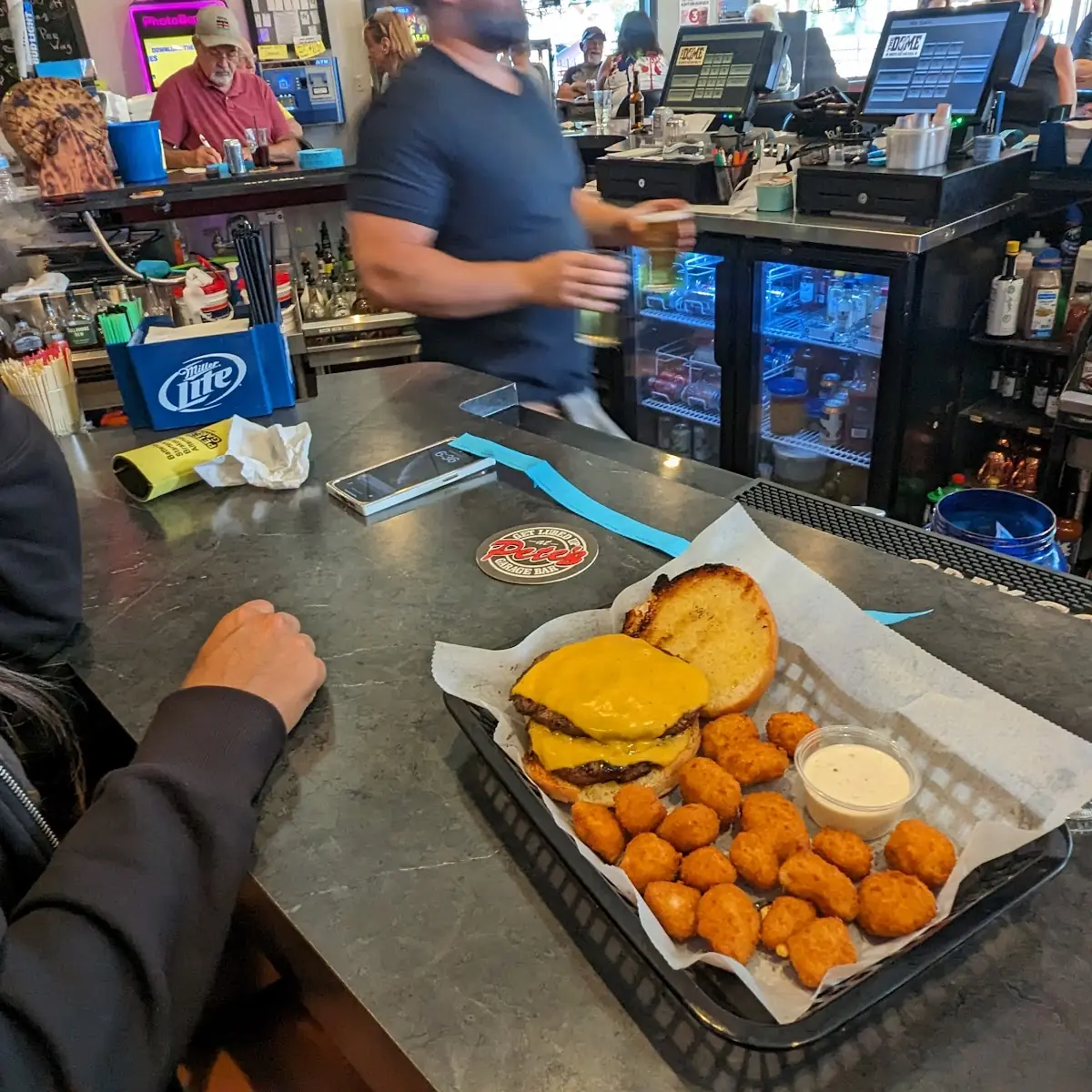 Dome Burger an Tots