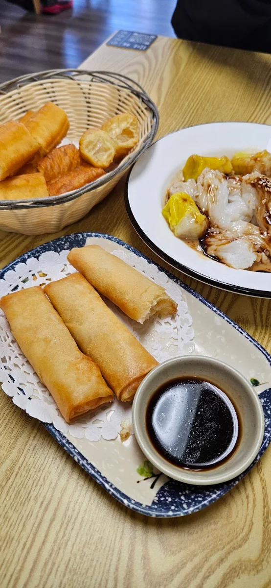 10. Vegetable Spring Roll 炸春卷(3pcs)