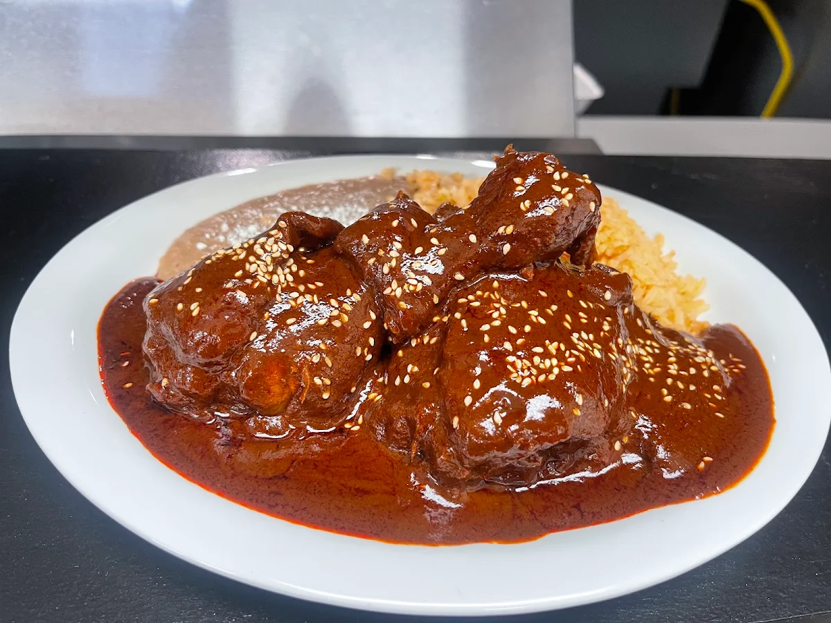 - Pollo En Mole