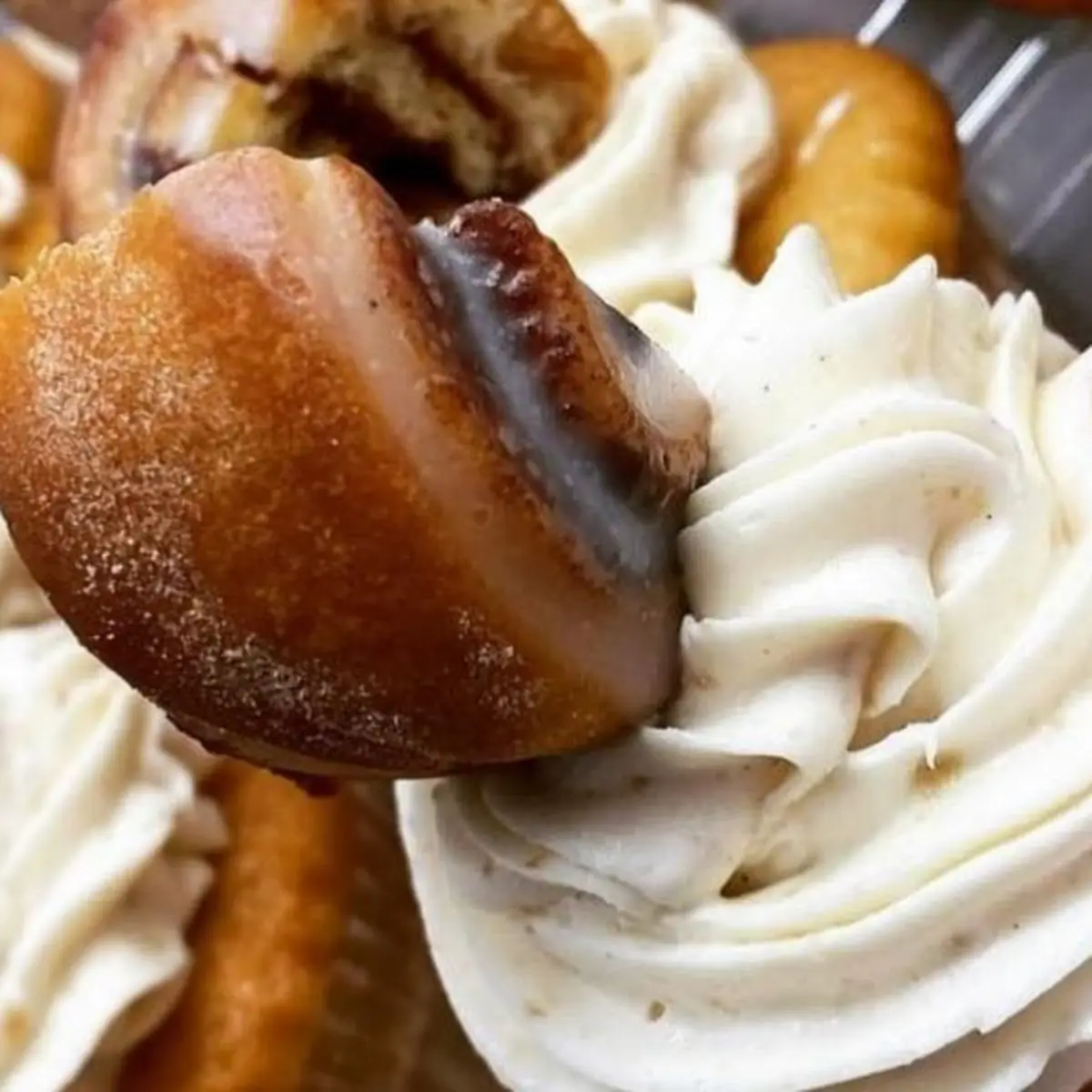Cinnamon Roll Cheesecake Cupcake