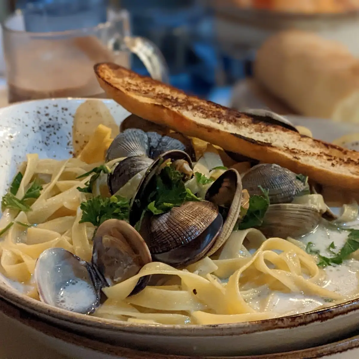 Linguine and Clams in White Wine Sauce