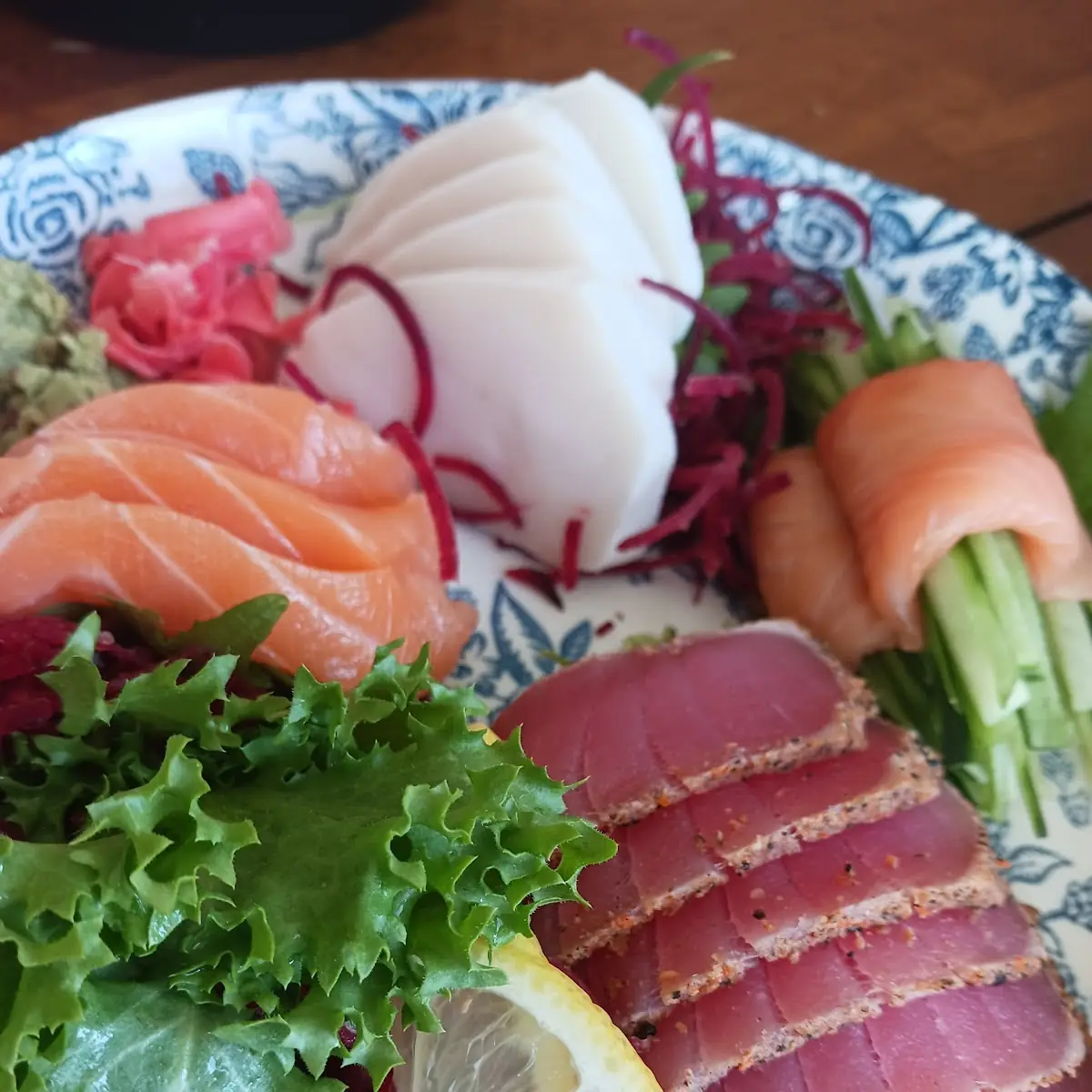E11. Sushi & Sashimi Combo