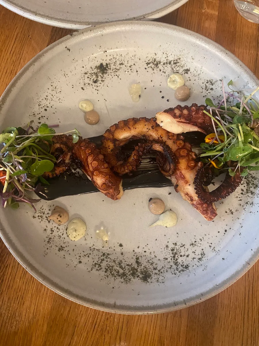 Charred Octopus, ēst Restaurant