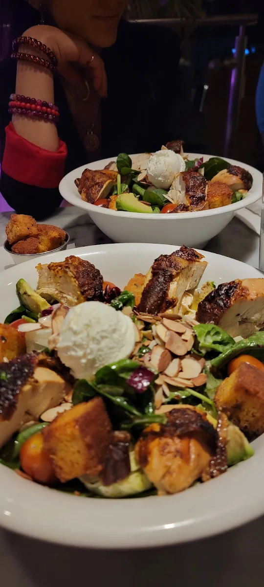 Salade césar au poulet rôti couteau et fourchette / Knife and Fork Roasted Chicken Caesar Salad