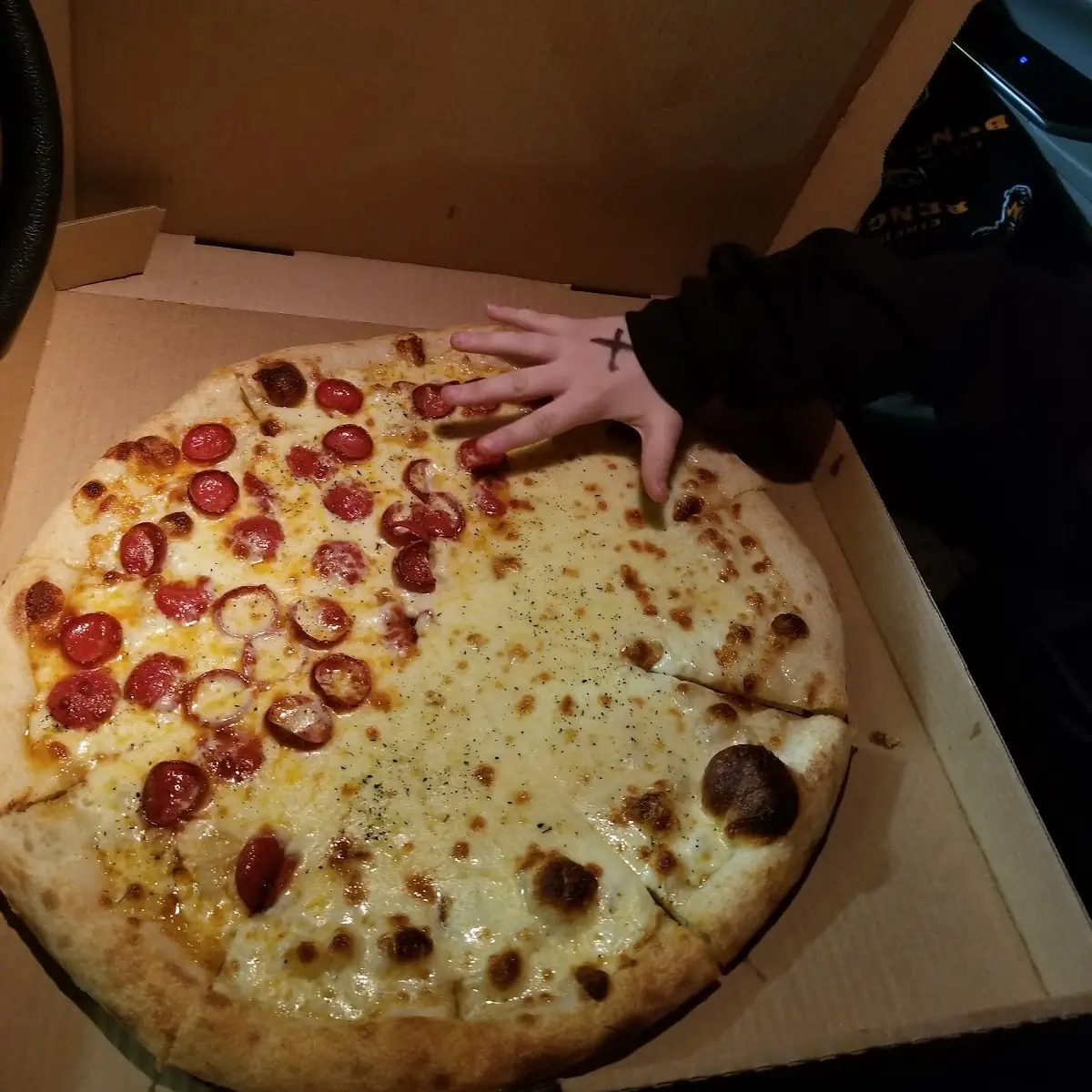 Extra Large 1 2 Cheese & 1 2 Pepperoni Pizza