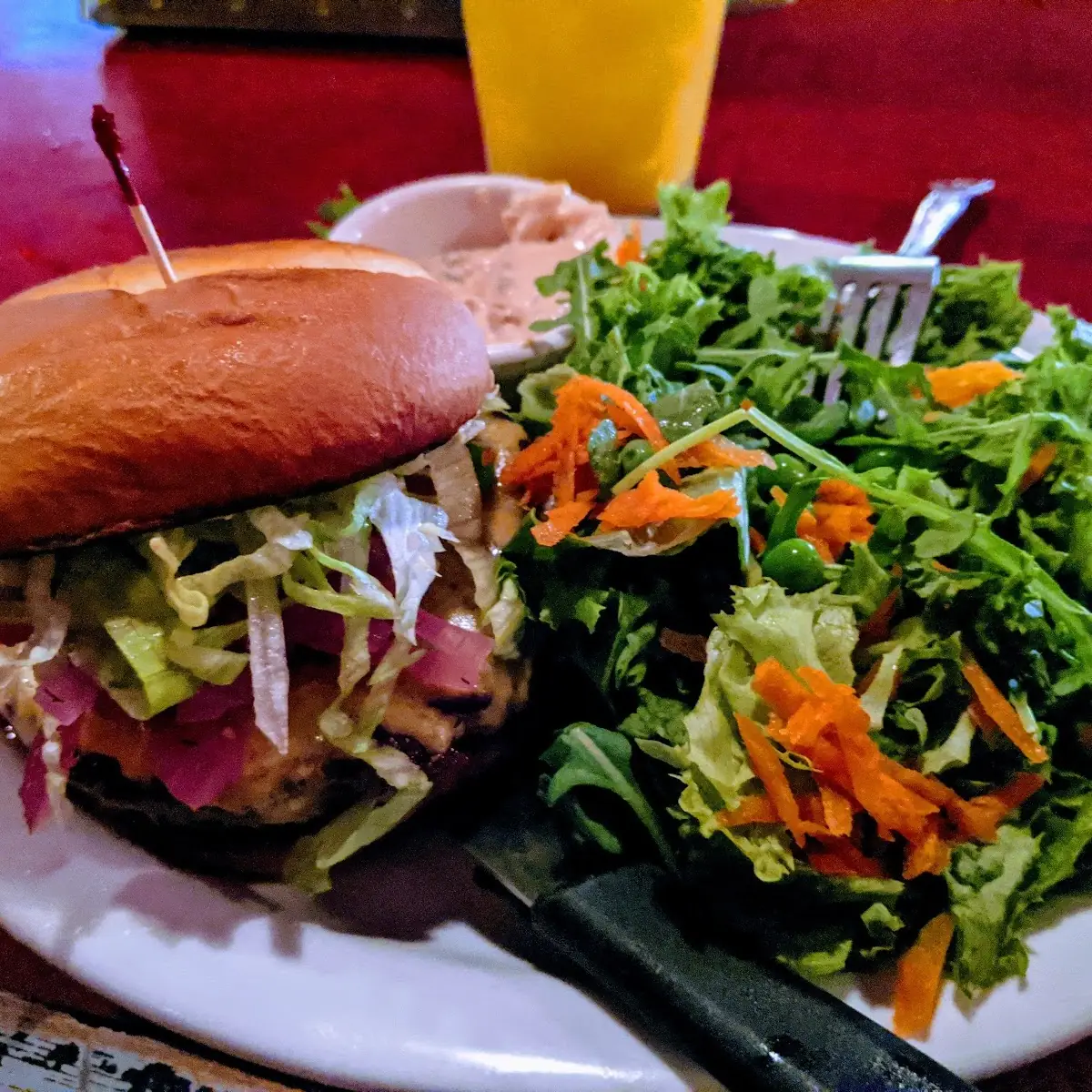 Cheeseburger w Side Salad
