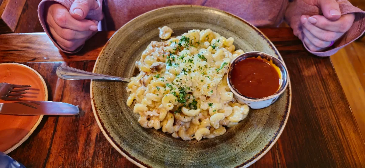 Build Your Own Mac & Cheese with Pulled Pork