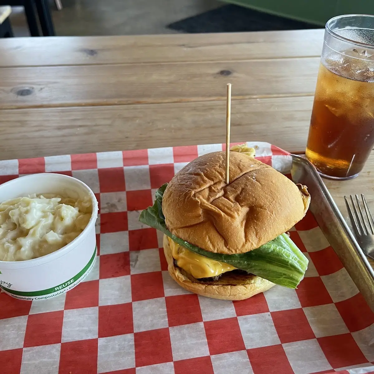 Cheeseburger and Mac&Cheese with Tea