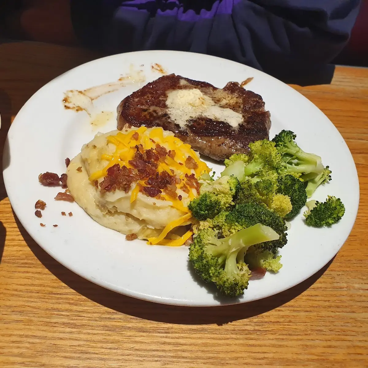 6 Oz Sirloin Steak with Steamed Broccoli and Mashed Potatoes