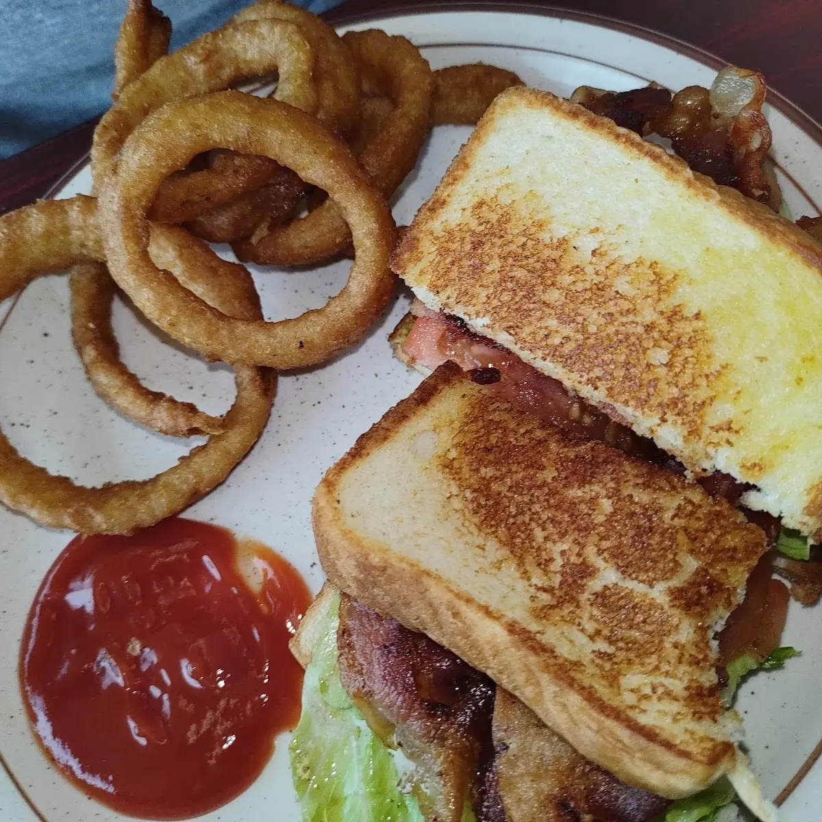 blt Sandwich with Onion Rings
