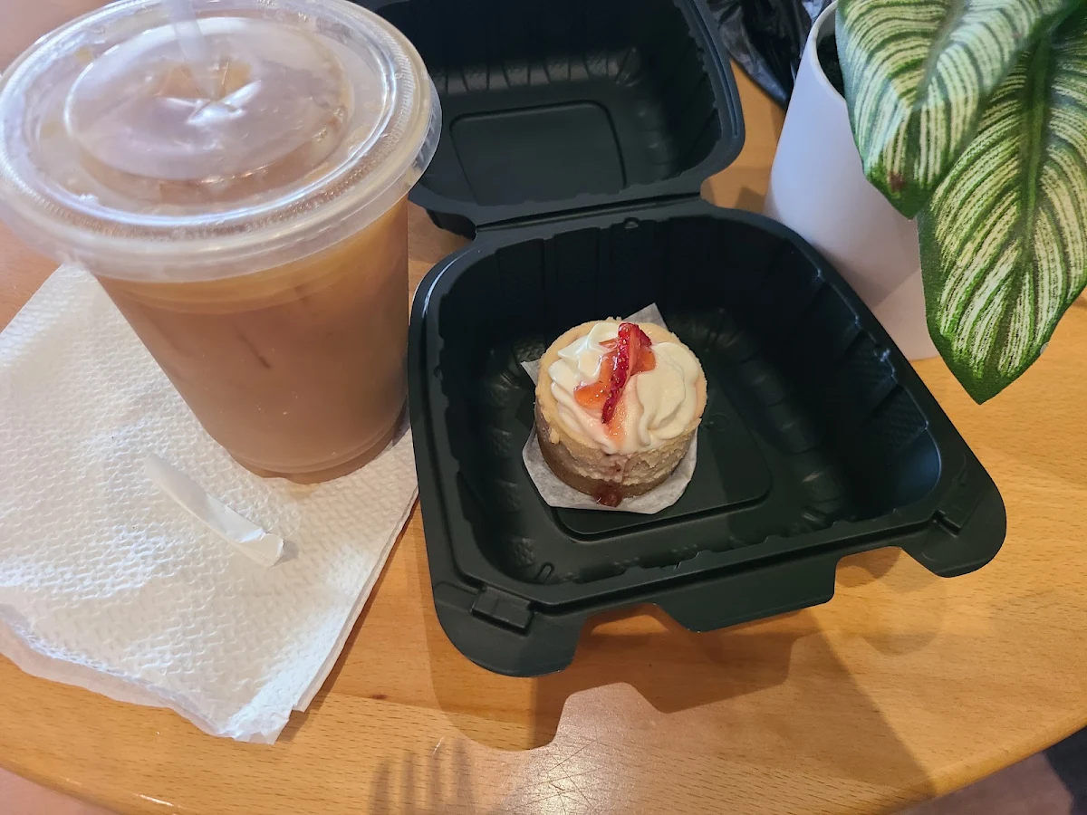 Sugar-Free Vanilla Iced Coffee with Cheesecake
