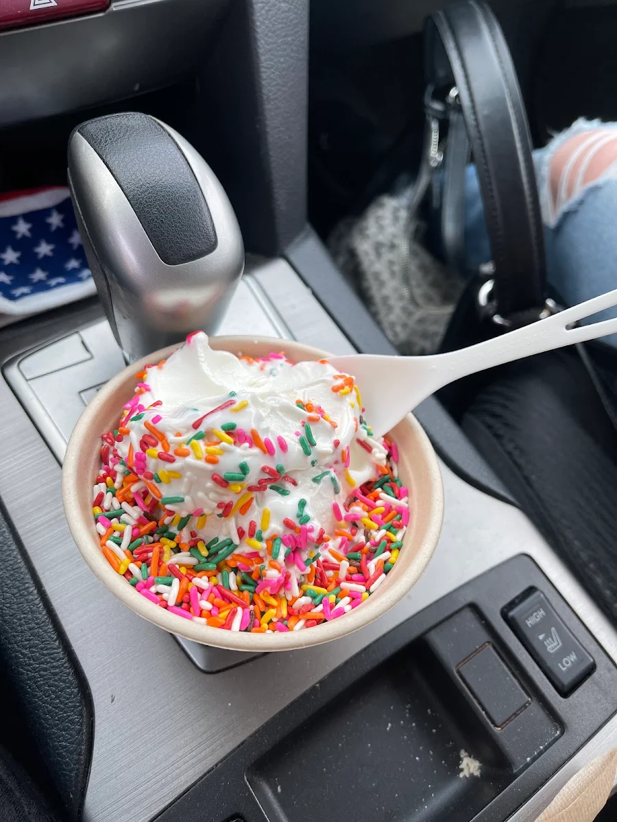 Soft Serve Vanilla w Sprinkles