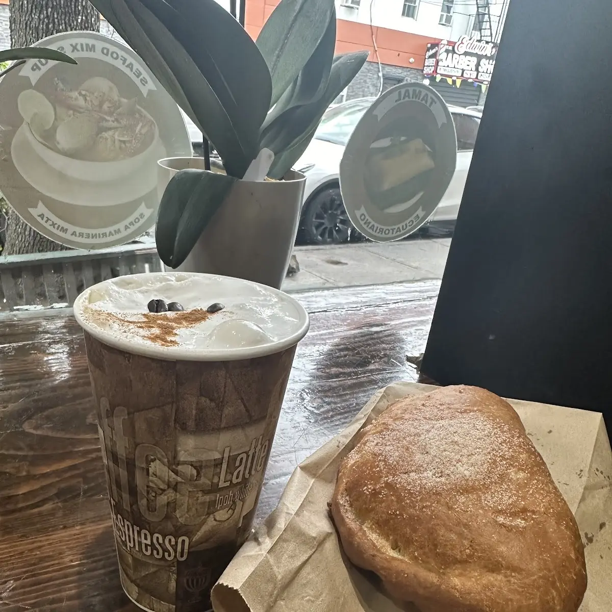 Empanada Doble Queso Con Capuchino