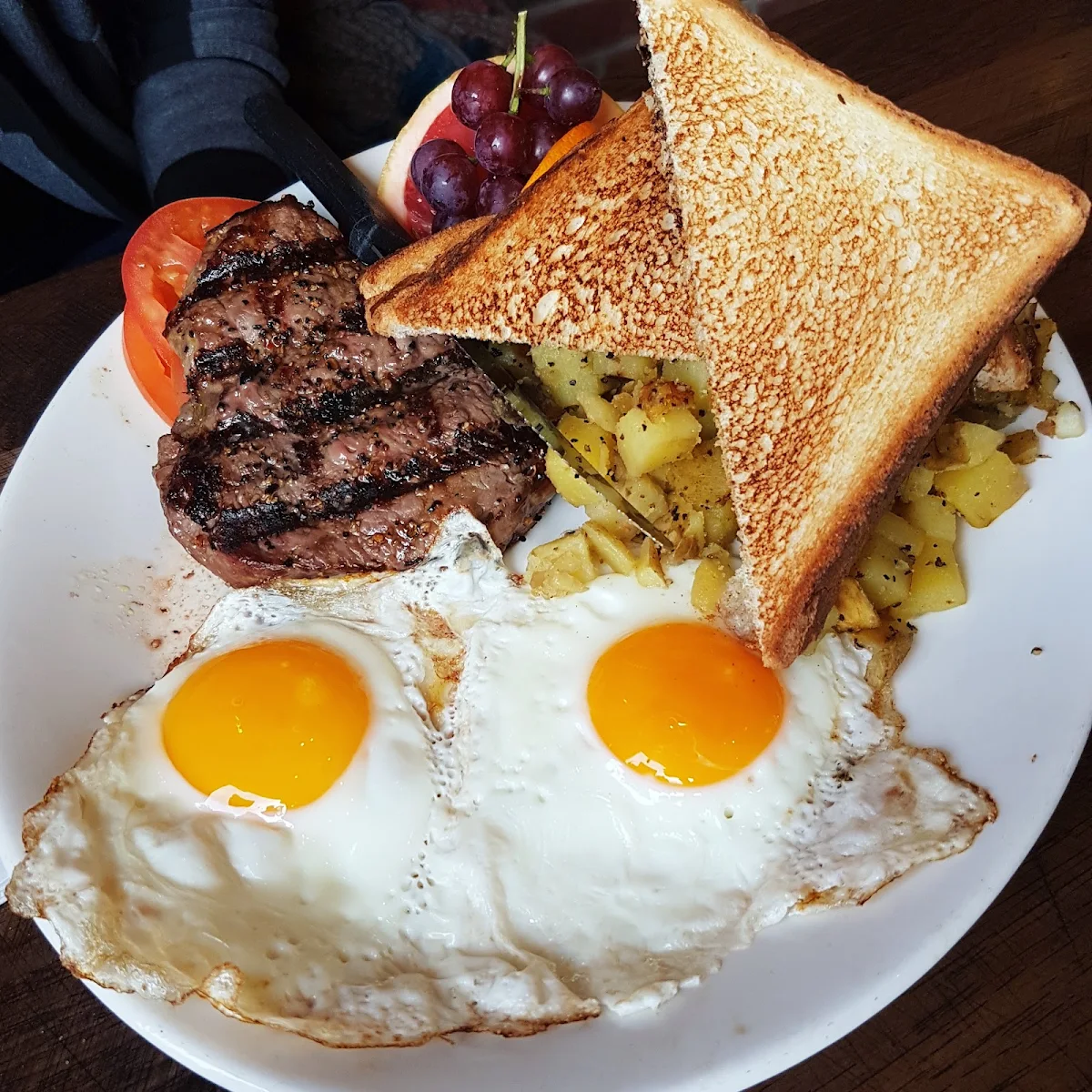 Beef Brisket & Eggs, Red's Diner in Kensington