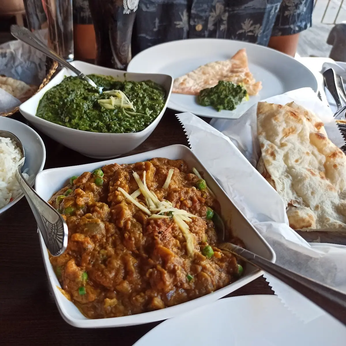 Naan Baingan Bhartta Saag Chicken