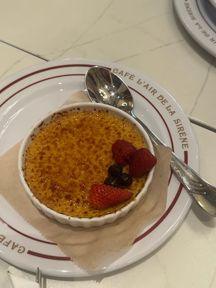 Crème Brûlée with Fresh Berries