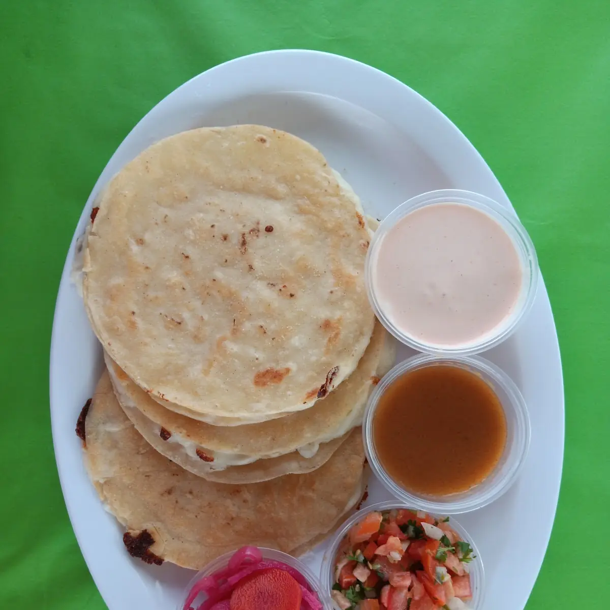 Pupusas de Chicharrón de Revueltas de Frijol Con Queso de Carne Asada de Puro Queso