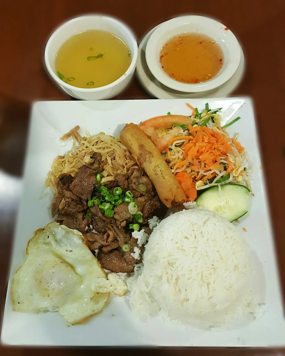 Cơm Gà Pasteur Chả Giò