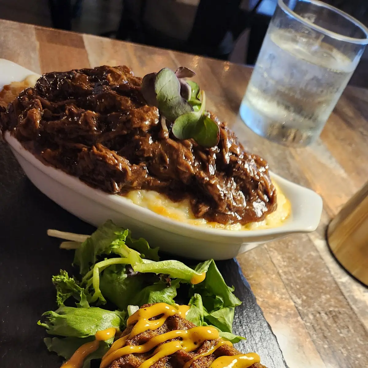 Mac & Cheese Con Brisket