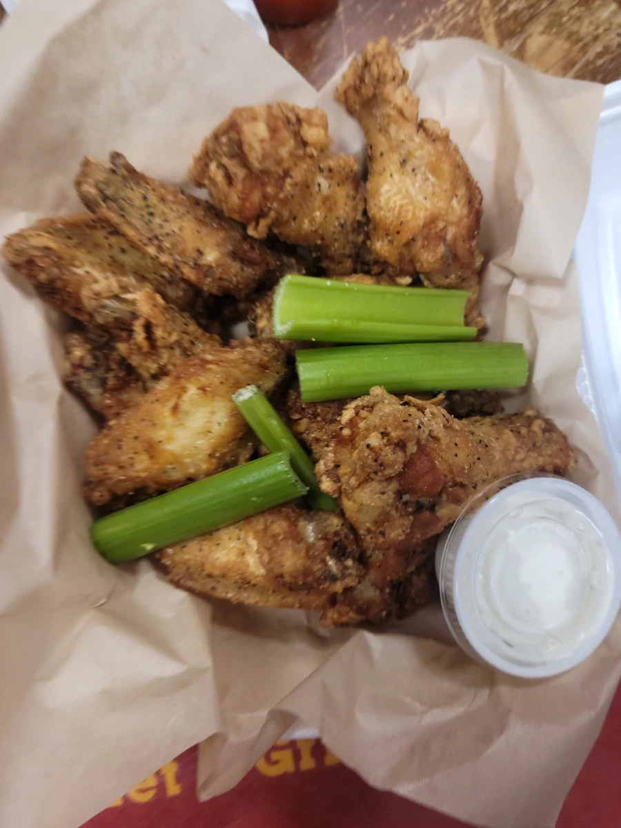 10 Chicken Wings + Soft Drink