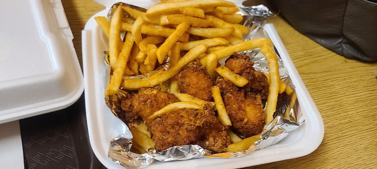 Chicken Wings with Fries